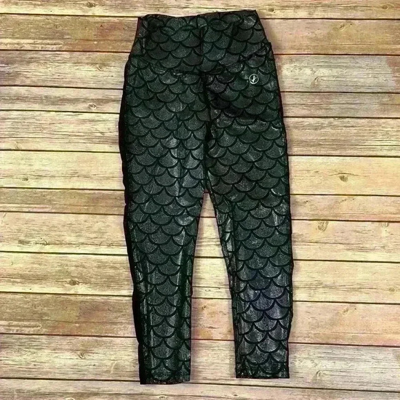 Metallic Mermaid Scruch Booty Capri Leggings - Picture 1 of 7